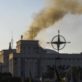 Le bâtiment abritant le conseil des ministres à Kiev était en feu dimanche après avoir été touché par une frappe russe. KEYSTONE/EPA/SERGEY DOLZHENKO